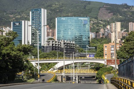 Foto de Medellín, Antioquia, Colombia. Julio 2020: Avenida Aguacatala y puente con hermoso cielo azul. - Imagen libre de derechos