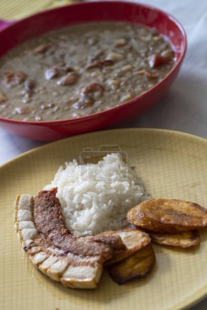 Téléchargez les photos : Déjeuner, lentilles en gros plan sur plaque rouge. Colombie. - en image libre de droit