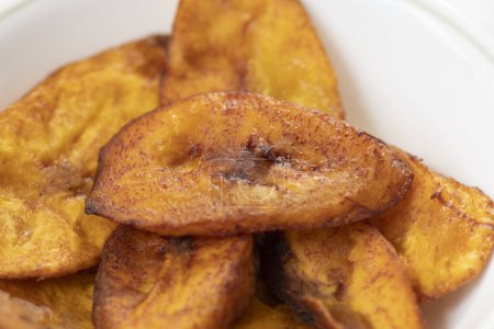 Téléchargez les photos : Banane mûre sur assiette blanche. Colombie. - en image libre de droit
