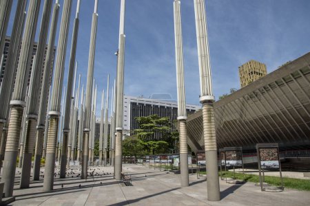 Foto de Medellín, Antioquia, Colombia. Julio 2020: Biblioteca EPM en el parque de luces con cielo azul. - Imagen libre de derechos