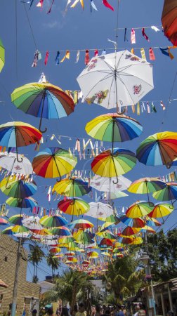 Foto de Porto de Galinhas, Ipojuca, Brasil. 16 de septiembre de 2019: Paraguas coloridos decoración y cielo azul. - Imagen libre de derechos
