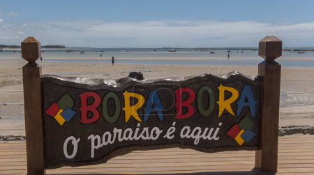 Foto de Paisaje en la playa de Carneiros con árboles de arena y cielo azul. Tamandare, Brasil. - Imagen libre de derechos