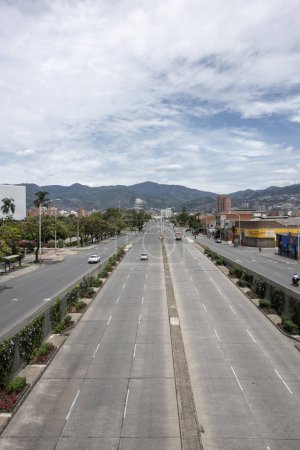 Téléchargez les photos : Medellin, Antioquia, Colombie. 26 mai 2020 : Avenue du chemin de fer et Liberty Building. - en image libre de droit
