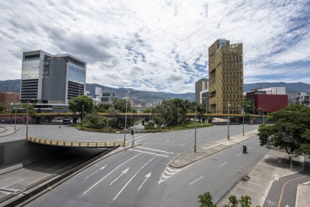 Foto de Medellín, Antioquia, Colombia. 26 de mayo de 2020: Avenida del Ferrocarril y Liberty Building. - Imagen libre de derechos