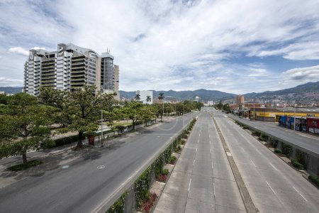 Foto de Medellín, Antioquia, Colombia. 26 de mayo de 2020: Paisaje de la Avenida San Juan en cuarentena. Edificio inteligente Epm. - Imagen libre de derechos