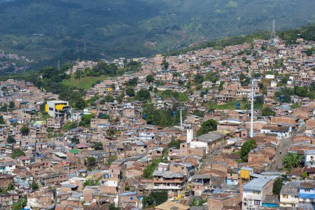 Téléchargez les photos : Cali, Valle del Cauca, Colombie. 17 mai 2018 : Cabine bleue du système de transport MIO et maisons aux façades colorées. - en image libre de droit