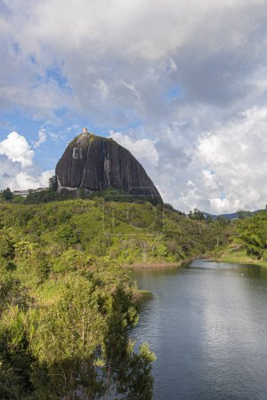 Foto de Guatape, Antioquia, Colombia. 4 de agosto de 2018: Paisaje de Piedra del Peol y cielo azul con presa. - Imagen libre de derechos
