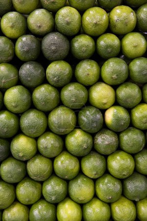 Téléchargez les photos : Fond avec pile de citrons verts et texture. - en image libre de droit