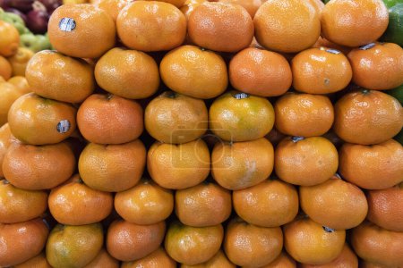 Medellín, Antioquia, Colombia. Febrero 4, 2019: Fondo con pila de naranjas tangelo.