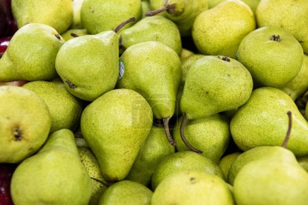 Medellín, Antioquia, Colombia. Febrero 4, 2019: Antecedentes de peras verdes y frescas en el mercado.