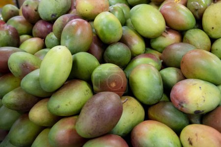 Foto de Fondo con mangos amarillos y maduros en el mercado. Dulce y delicioso. - Imagen libre de derechos