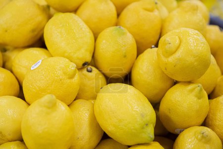 Foto de Medellín, Antioquia, Colombia. 4 de febrero de 2019: Fondo y composición con limones amarillos. - Imagen libre de derechos