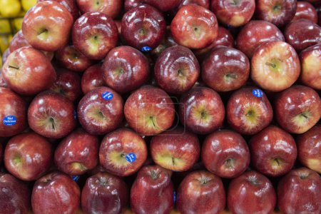 Medellin, Antioquia, Kolumbien. 4. Februar 2019: Hintergrund: Stapel roter Äpfel auf dem Markt.