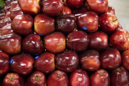 Medellín, Antioquia, Colombia. 4 de febrero de 2019: Fondo con montón de manzanas rojas en el mercado.