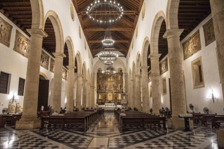 Téléchargez les photos : Cathédrale Sainte Catherine d'Alexandrie et ciel bleu. - en image libre de droit