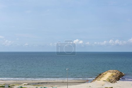 Foto de Cartagena, Bolívar, Colombia. Octubre, 2019: Parque lineal El Crespo y playa con cielo azul y mar. - Imagen libre de derechos