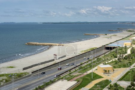 Foto de Cartagena, Bolívar, Colombia. Octubre, 2019: Parque lineal El Crespo y playa con cielo azul y mar. - Imagen libre de derechos
