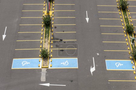 Foto de Cartagena, Bolívar, Colombia. Octubre 2019: Señalización de un estacionamiento y plantas de la ciudad. - Imagen libre de derechos