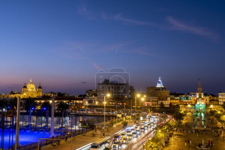 Téléchargez les photos : Cartagena, Bolivar, Colombie. Février 2020 : Paysage nocturne avec tour d'horloge et voitures. - en image libre de droit
