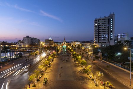 Téléchargez les photos : Cartagena, Bolivar, Colombie. Février 2020 : Paysage nocturne avec tour d'horloge et voitures. - en image libre de droit