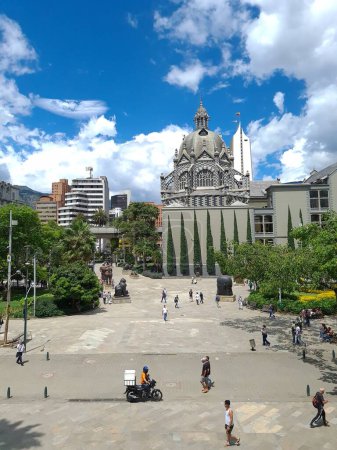 Foto de Medellín, Antioquia, Colombia. 19 de julio de 2020: Palacio de la Cultura en la Plaza Botero y esculturas de Fernando Botero. - Imagen libre de derechos