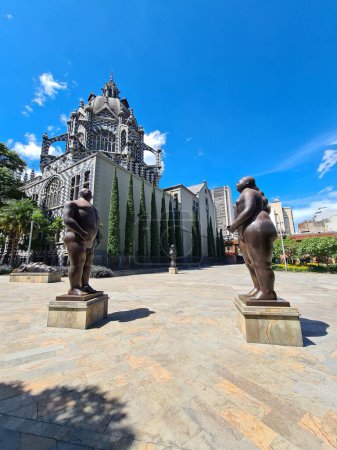 Foto de Medellín, Antioquia, Colombia. 19 de julio de 2020: Esculturas y Palacio de la Cultura en la Plaza Botero, centro de la ciudad. - Imagen libre de derechos