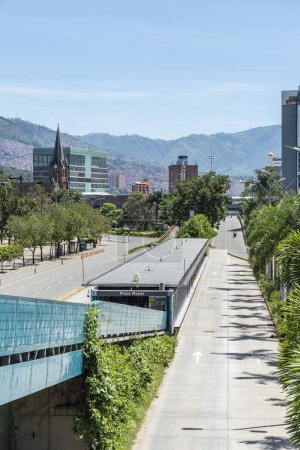 Téléchargez les photos : Medellin, Antiioquia, Colombie. Septembre 2020 : avenue ferroviaire. Station Metroplus et Plaza Mayor. - en image libre de droit