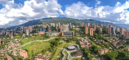 Foto de Medellín, Antioquia, Colombia. Agosto de 2020: Paisaje panorámico del parque UVA Ilusin en Poblado, Medellín. Cielo azul y montañas. - Imagen libre de derechos