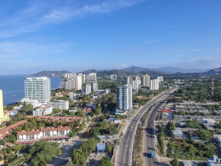 Santa marta, Magdalena, Colombie. Août 2020 : Façade des bâtiments et de la mer bleue dans la ville. Paysage urbain. 
