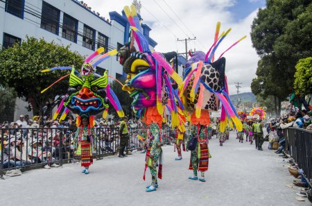 Téléchargez les photos : Pasto, Narino, Colombie. 9 février 2016 : Flotteurs artistiques et colorés au carnaval noir et blanc. - en image libre de droit