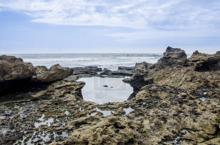 Téléchargez les photos : Rivage rocheux à la plage de Montaita, Équateur. - en image libre de droit