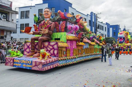 Téléchargez les photos : Pasto, Narino, Colombie. 9 février 2016 : Flotteurs artistiques et colorés au carnaval noir et blanc. - en image libre de droit