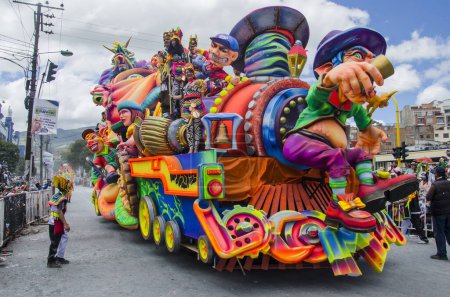 Foto de Pasto, Narino, Colombia. 9 de febrero de 2016: Flotas artísticas y coloridas en el carnaval en blanco y negro. - Imagen libre de derechos