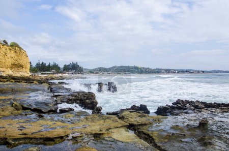 Téléchargez les photos : Rivage rocheux à la plage de Montaita, Équateur. - en image libre de droit
