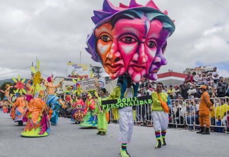 Téléchargez les photos : Pasto, Nario, Colombie. 9 février 2016 : Flotteurs artistiques et colorés au carnaval noir et blanc. - en image libre de droit