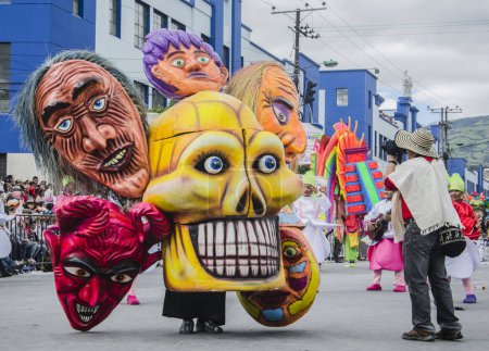 Téléchargez les photos : Pasto, Nario, Colombie. 9 février 2016 : Flotteurs artistiques et colorés au carnaval noir et blanc. - en image libre de droit