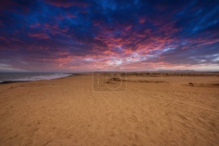 Téléchargez les photos : Paysage sur la plage arc-en-ciel avec beau coucher de soleil coloré. Guajira, la Colombie. - en image libre de droit