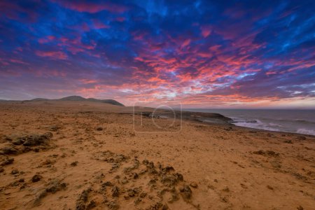Téléchargez les photos : Paysage sur la plage arc-en-ciel avec beau coucher de soleil coloré. Guajira, la Colombie. - en image libre de droit