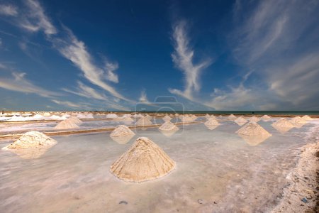Téléchargez les photos : Paysage de Salinas de Manaure avec ciel bleu à Cabo de la Vela. Guajira, la Colombie. - en image libre de droit