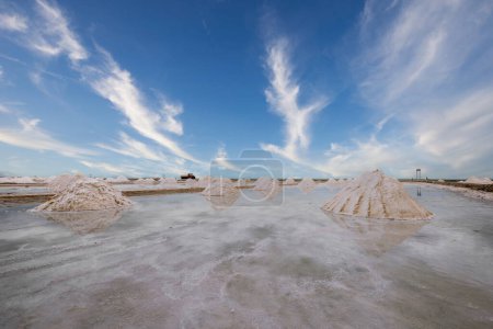 Foto de Paisaje de Salinas de Manaure con cielo azul en Cabo de la Vela. Guajira, Colombia. - Imagen libre de derechos