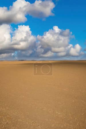 Foto de Paisaje del Baha Portete con cielo azul Parque Nacional Natural. Guajira, Colombia. - Imagen libre de derechos