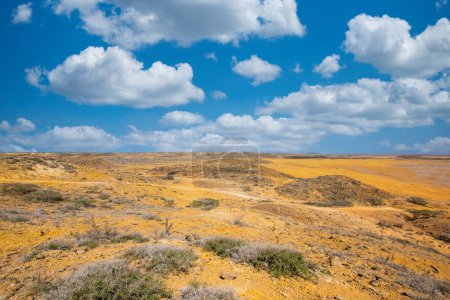 Foto de Paisaje del Baha Portete con cielo azul Parque Nacional Natural. Guajira, Colombia. - Imagen libre de derechos