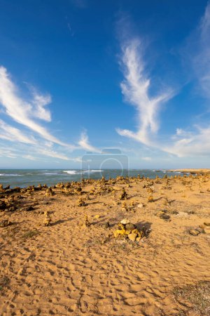 Téléchargez les photos : Plage et pierres pyramidales en Punta Gallinas, Guajira. - en image libre de droit