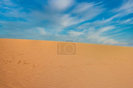 Arid Landschaft mit Meer und wunderschönem blauen Himmel in den Taroa-Dünen. Guajira, Kolumbien. 