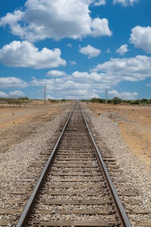 Foto de Paisaje antiguos rieles de tren y cielo azul. Guajira, Colombia - Imagen libre de derechos