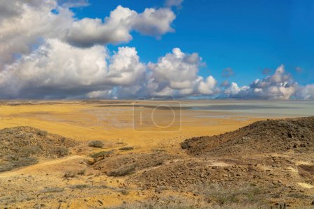 Hermoso paisaje desértico con cielo azul en Cabo de Vela. La Guajira, Colombia.