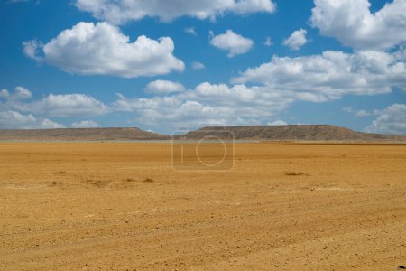 Foto de Hermoso paisaje desértico con cielo azul en Cabo de Vela. La Guajira, Colombia. - Imagen libre de derechos