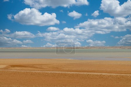 Beau paysage désertique avec ciel bleu à Cabo de Vela. La Guajira, la Colombie.