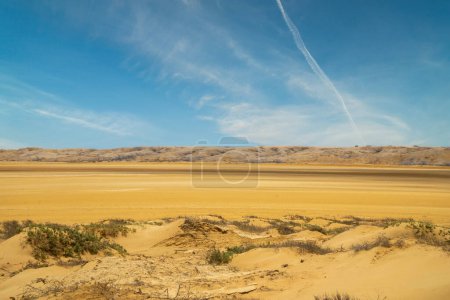 Beau paysage désertique avec ciel bleu à Cabo de Vela. La Guajira, la Colombie.