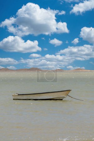 Foto de Barco en el mar y el paisaje con cielo azul en la playa. Cabo de la Vela, Guajira, Colombia. - Imagen libre de derechos
